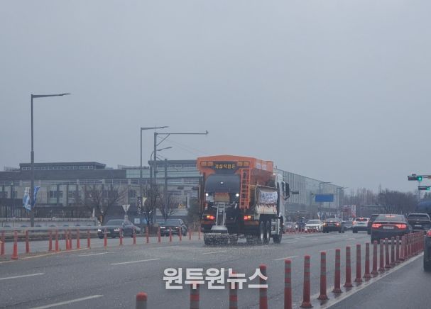 지난 1월 11일 제설차량으로 도로에 제설제를 살포하는 모습.