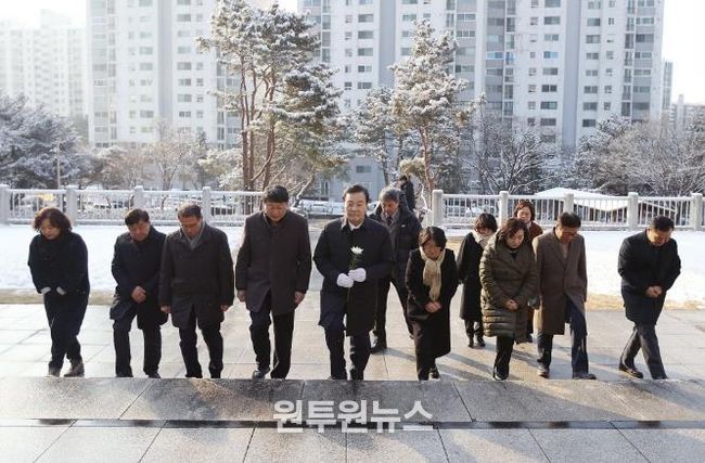 김성제 의왕시장, 시정 복귀…첫 행보로 현충탑 신년 참배