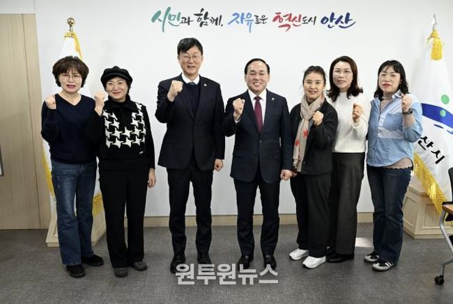 이민근 안산시장(왼쪽 세번째)이 2일 소상공인연합회와 간담회를 진행하고 회원들과 함께 기념촬영을 하고 있다.