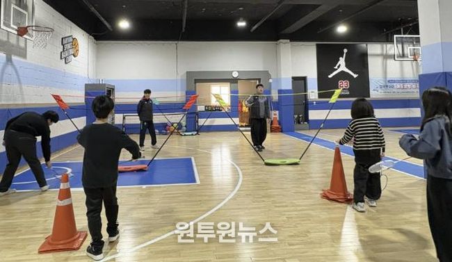 안산시드림스타트에서 3일 겨울방학 체육교실-배드민턴 수업을 진행하고 있다.