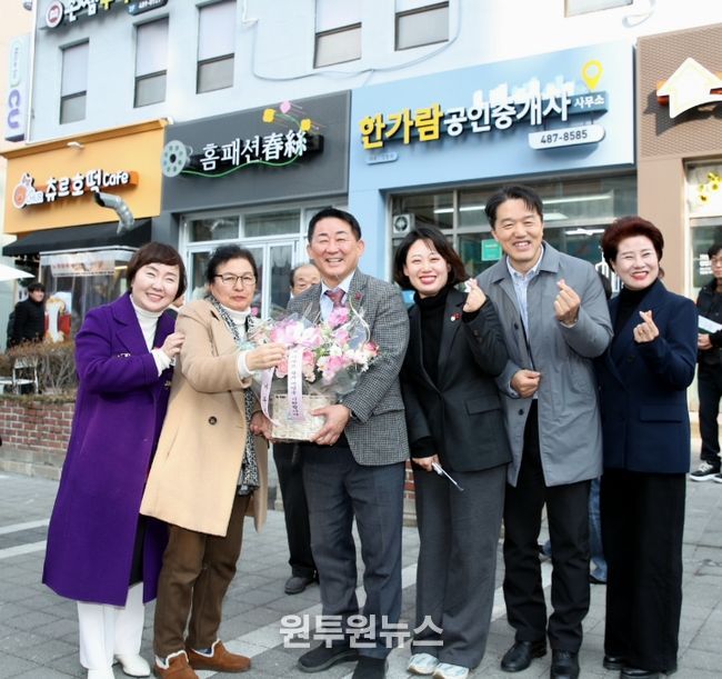 대전 서구는 탄방동 한가람상가 간판개선사업 준공식을 개최했다