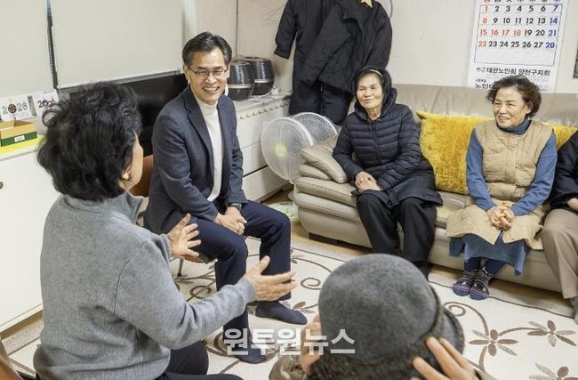 목2동 소재 경로당을 찾아 어르신들과 새해 인사를 나누고 있는 이기재 양천구청장(왼쪽 두 번째)