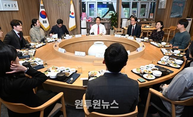 오세훈 서울시장이 6일 서울장학재단 장학생들과 가진 간담회에서 인사말을 하고 있다.