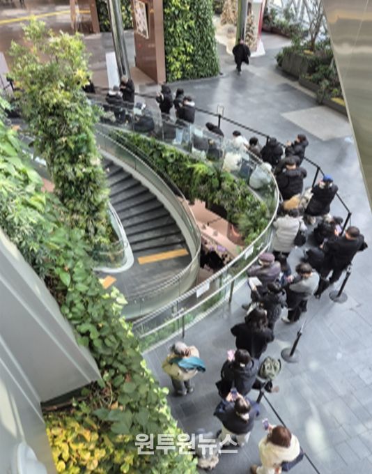 서울갤러리 입장 대기 시민들