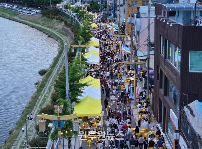 지난해 5월 밀양강변 일원에서 열린 신나는대로(차없는 거리) 행사에서 시민과 방문객들이 플리마켓과 먹거리 부스를 즐기고 있다.