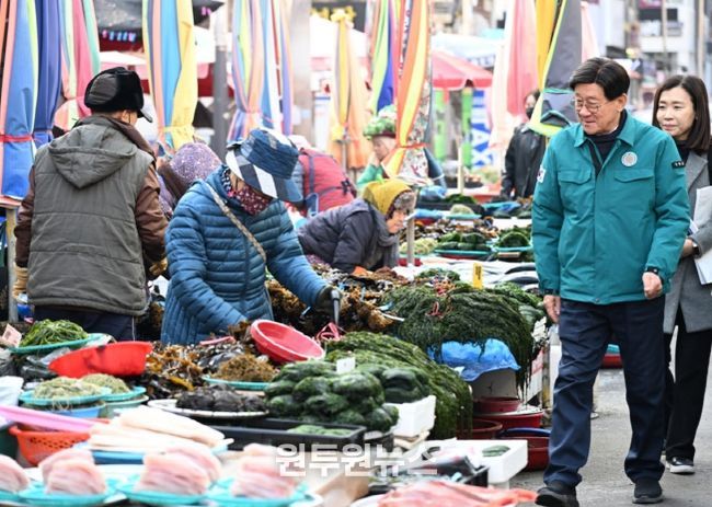 정종복 기장군수가 설을 맞아 기장시장 현장점검을 하고 있다.