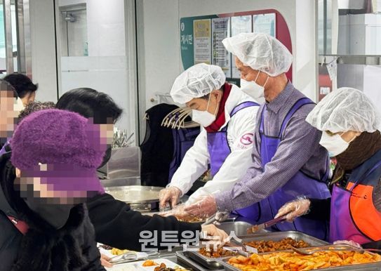 이필형 동대문구청장, 설맞이 복지관 현장 봉사“따뜻한 명절, 한 분도 소외 없게”