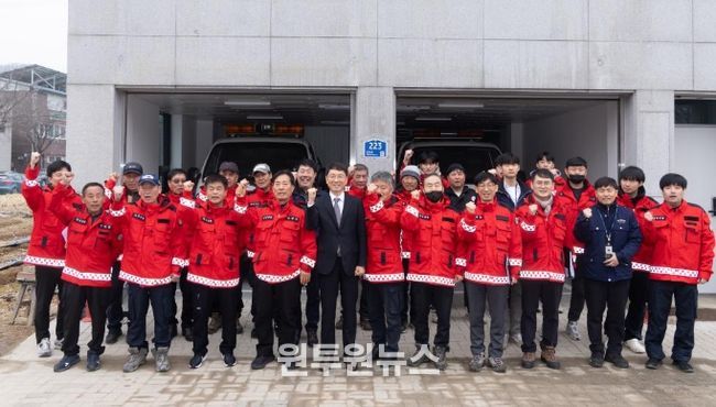 13일 오전 김성중 행정1부지사가 연천군 산불대응센터를 방문하여 산불예방진화대와 기념촬영을 하고 있다