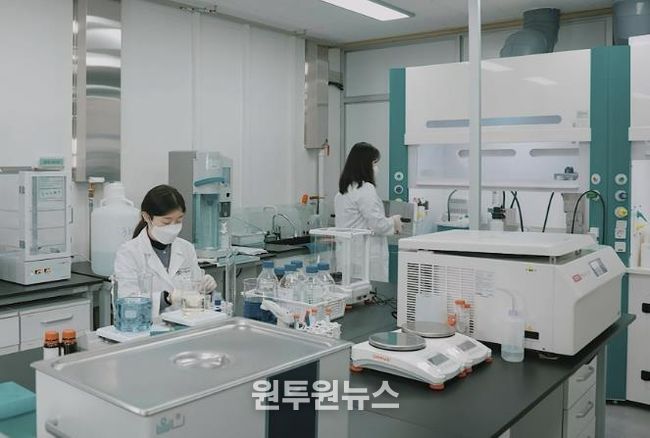 성남식품연구개발지원센터 소속 연구원들이 식품분석을 하고 있다