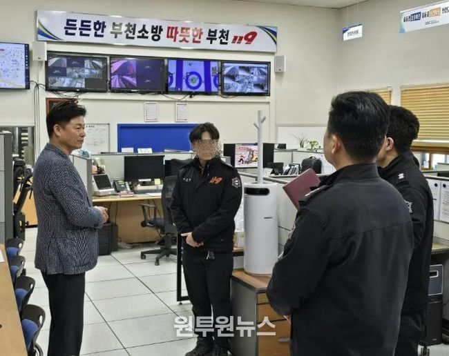 부천소방서에서 비상근무를 이어가는 소방대원을 격려했다.