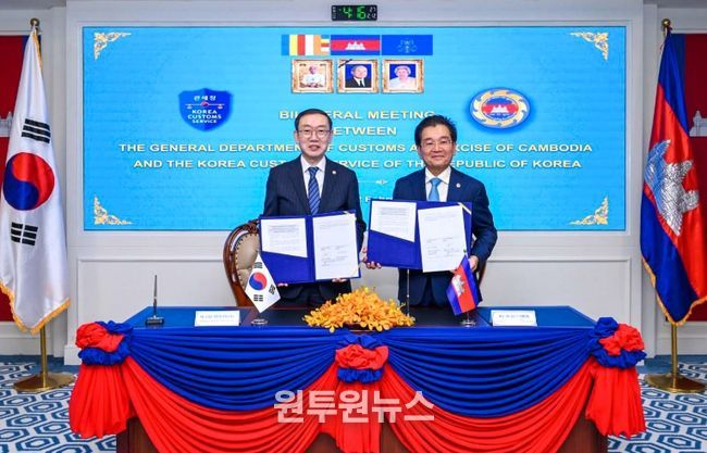 이명구 관세청장(왼쪽)과 쿤 념(Kun Nhem) 캄보디아 관세총국장이 12일(현지시각) 프놈펜에서 '제3차 한-캄보디아 관세청장 회의'를 개최한 뒤 기념 촬영하고 있다.