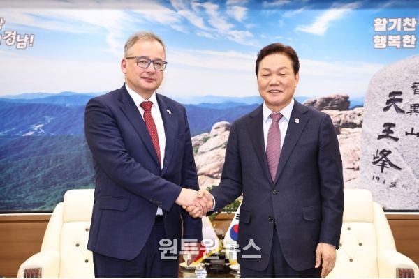 주한체코대사접견-(좌)이반얀차렉주한체코대사,(우)박완수경남도지사