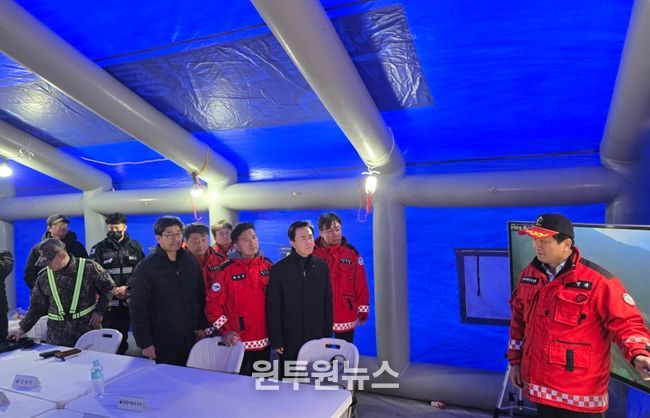 22일 충남 예산군 대술면 산불 발생 현장 인근에 설치된 산불현장통합지휘본부에서 김태흠 지사가 진화 상황을 듣고 있다.