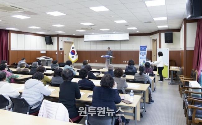 지난 20일, 청양군 농식품가공연구회 2026년 연시총회에서 김돈곤 군수가 인사말을 전하고 있다.