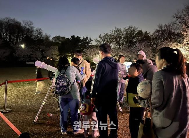 시민들이 천문 관측을 하고 있다.