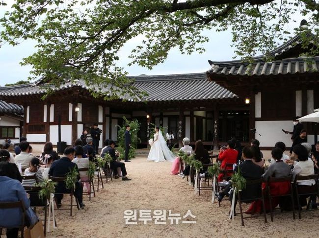 나주시가 오는 3월 6일까지 ‘나만의 특별한 결혼식’ 지원사업의 대상자를 모집한다. 사진은 지난해 목사내아에서 진행된 ‘나만의 특별한 결혼식’ 모습.(사진 제공-나주시)