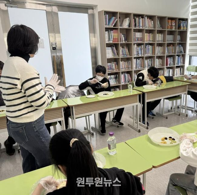 프로그램 참여 아동들이 ‘조리실습: 건강 간식 만들기’를 하고 있다.