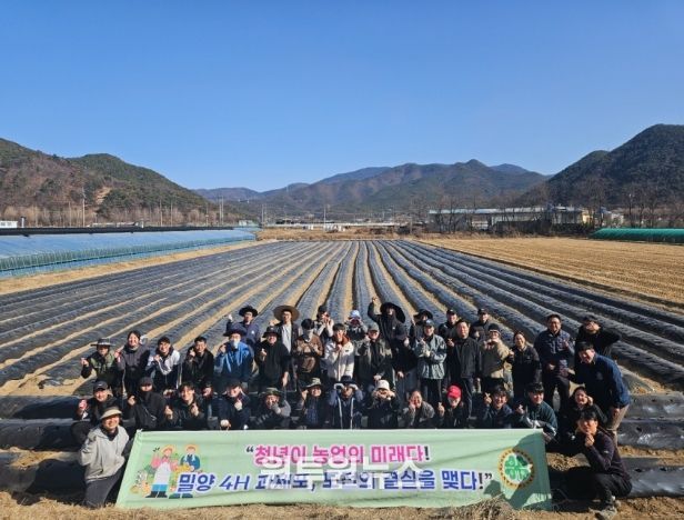 밀양시 청년농업인 4-H연합회 회원들이 청도면 인산리 공동학습포에서 씨감자를 식재하고 기념 촬영을 하고 있다.