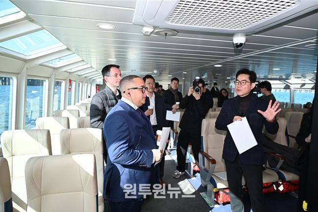 23일 데이비드 파나이오투(런던리버서비스 헤드), 조나단 피게로아(뉴욕페리 수석부사장)가 한강버스에 탑승하여 현장을 직접 답사하고 있다.