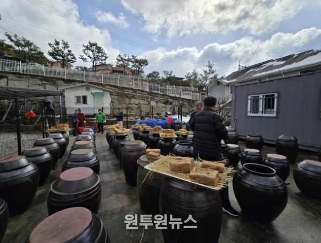 동두천시 생연1동 주민자치회, ‘정월 맞이 전통 장 담그기’ 행사 성료