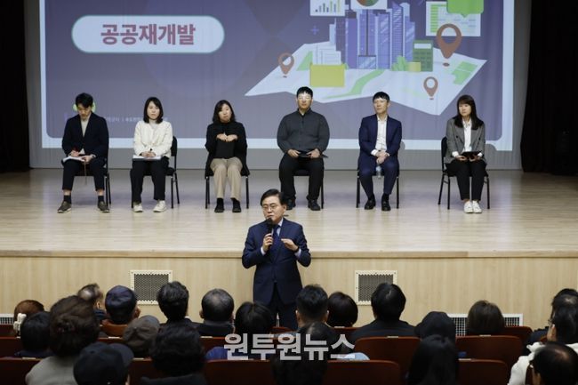 진교훈 서울 강서구청장(가운데)이 강서아트리움에서 열린 ‘2040 지역균형발전종합계획 주민설명회’에서 직접 마이크를 잡고 주민 질문에 답변하고 있다.