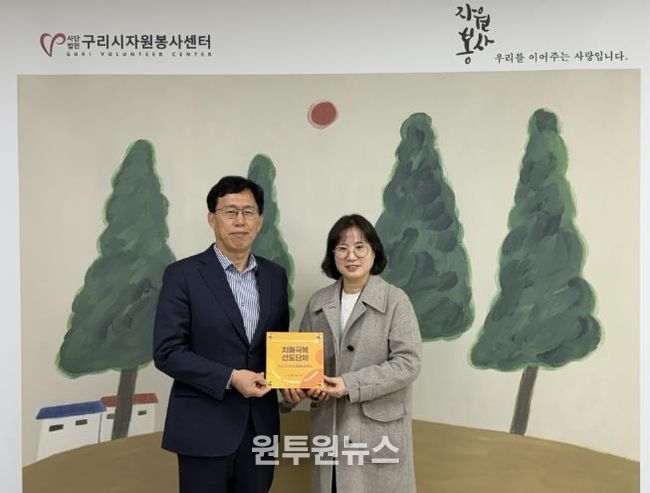 치매안심가맹점/치매극복선도단체 현판 전달 모습