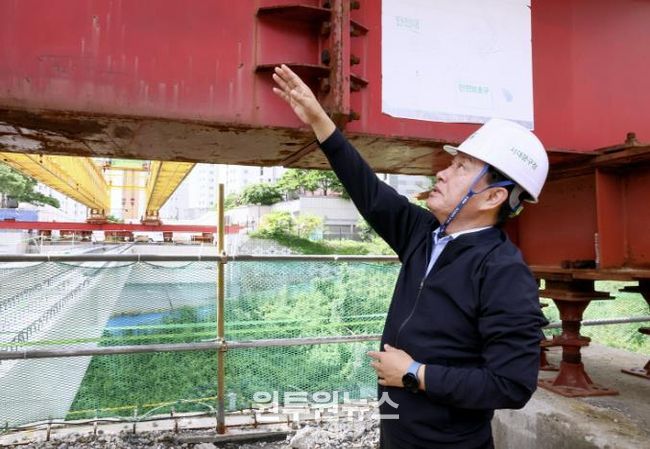 지난해 7월 ‘북아현 과선교’ 공사 현장을 찾아 진행 상황을 살피고 있는 이성헌 서대문구청장.