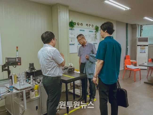 2025년에 생산레벨업 지원사업에 참가한 기업의 현장을 점검하는 경과원 관계자들