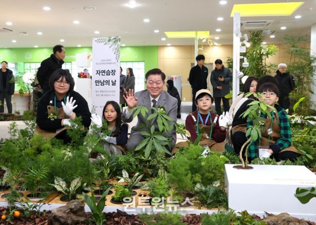 박승원 광명시장이 25일 광명시청소년수련관 1층에서 열린 청소년 인생정원 '자연습장' 개소식에 참석해 청소년들과 기념사진을 촬영하고 있다.