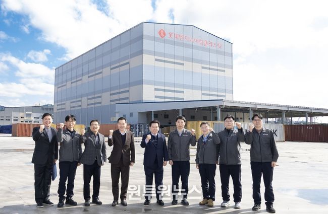 구충곤 광양만권경제자유구역청장(사진 왼쪽에서 다섯 번째)이 25일 롯데엔지니어링플라스틱(구 삼박엘에프티) 율촌공장을 방문해 간담회를 갖고 강병길 대표(왼쪽에서 여섯 번째)와 기업 관계자들과 기념촬영을 하고 있다.