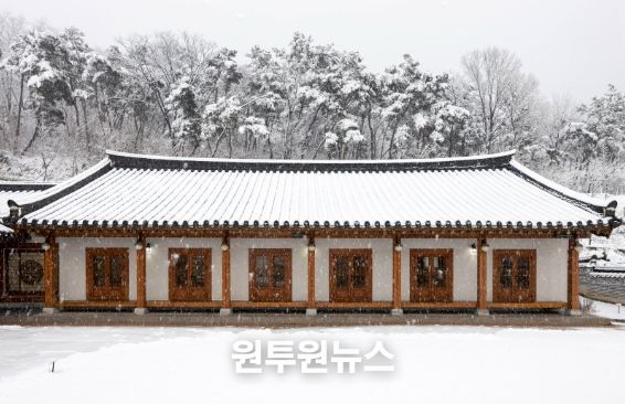 봄꽃 대신 눈꽃 핀 향사아트센터, 24일 저녁까지 설경