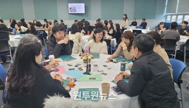 울산 초등과 특수학교 혁신자치부장들이 25일 본청 외솔회의실에서 열린 연수에 참석해 모둠 활동을 하고있다.