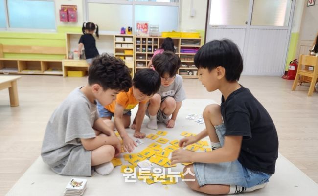 다보듬돌봄기관에서 교육활동에 참여하고 있는 원아