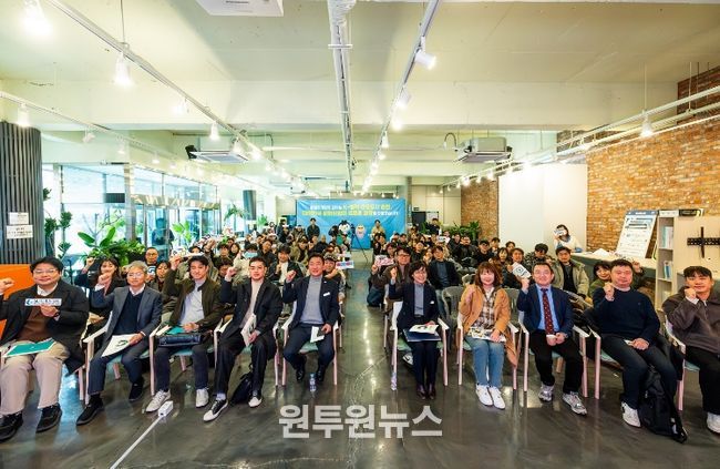 26일 순천시민공익활동지원센터에서 열린 2026 순천시 콘텐츠기업 투자유치 설명회에 참석 기업들이 기념촬영을 하고 있다.