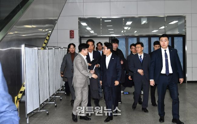 김병수 김포시장이 27일 김포골드라인 사우역을 방문한 김민석 국무총리와 만났다. 김 시장은 근본해결책으로 5호선 예타통과가 시급하다고 건의했다.