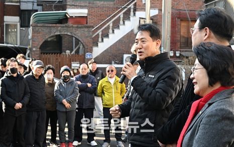 송파구 풍납동 모아타운 사업지를 찾은 오세훈 서울시장이 주민들과 대화를 나누고 있다.