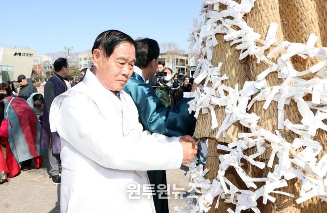 이재식 수원특례시의회 의장이 대보름 민속놀이 한마당에서 소원지를 달고 있다