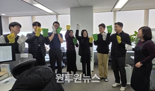 인천항만공사 항만정보화실 직원들의 청렴 메세지(“관행이라는 묵은 ‘때’를 박박 벗겨내야, 진정한 청렴의 ‘때’가 옵니다.”) 인증샷 촬영을 하고 있다. / 사진제공 = 인천항만공사