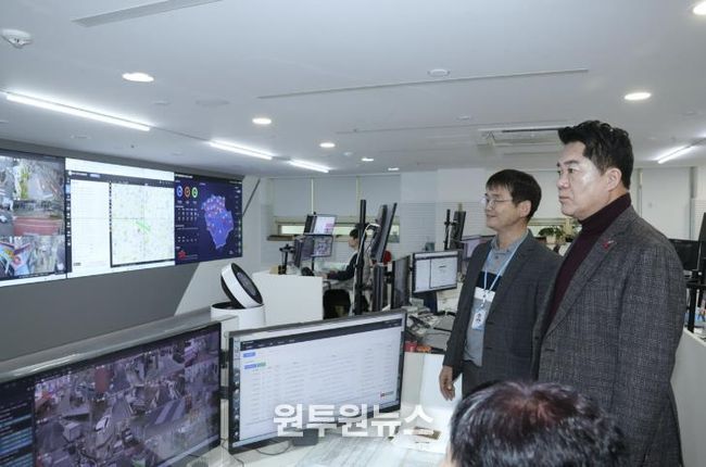 관악구 관제센터에 방문하여 지능형 CCTV 작동 체계를 점검하고 있는 박준희 관악구청장