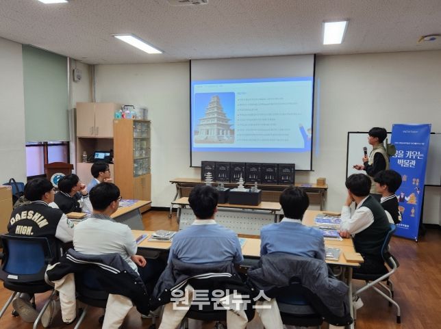 교과서 속 건축유산 교구재 활용 수업 진행 모습
