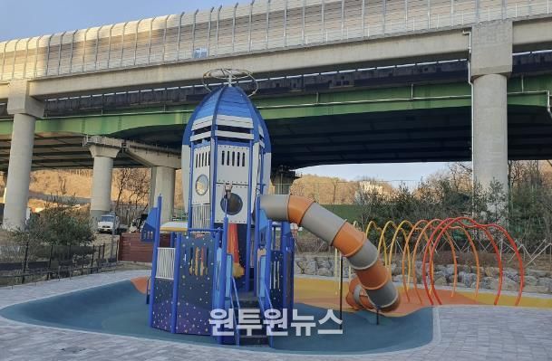 신규로 조성된 부곡동 물놀이장에 보호자가 땡볕을 피할 그늘막이 전무한 모습