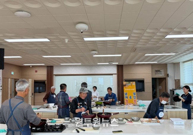 울진군은 ‘남성 어르신 청춘 요리교실’참여자를 3월 3일부터 13일까지 모집한다. (지난 어르신 청춘 요리교실 운영 모습)