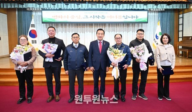 박천동 북구청장이 3일 북구청 대회의실에서 열린 정례조회에서 납세자의 날을 맞아 지방세 성실납세자에게 표창패를 수여했다. 사진 왼쪽 세번째부터 서진하이텍, 박천동 북구청장, 호상테크, 덕양가스, 장효숙 씨.