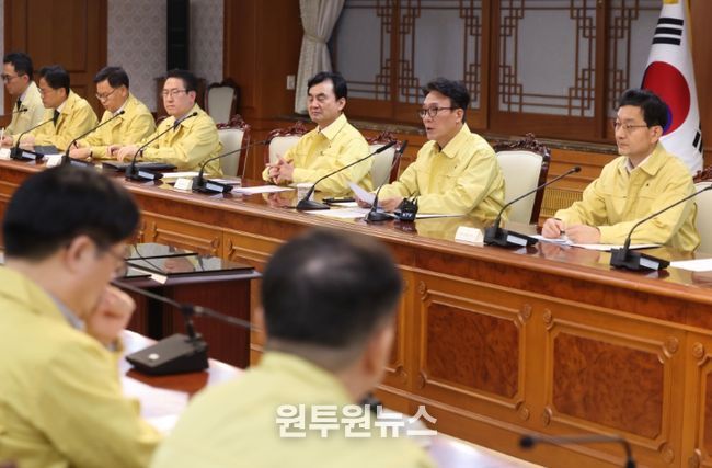 김민석 국무총리가 1일 세종대로 정부서울청사에서 열린 중동 상황점검 관련 긴급 관계부처회의를 주재하고 있다.