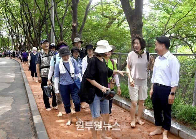 서대문구가 서울시 발표 ‘2025년 서울서베이’ 조사 결과 서울 자치구 가운데 ‘생활환경 만족도’ 종합 1위를 차지했다. 사진은 황톳길을 즐기는 주민들.