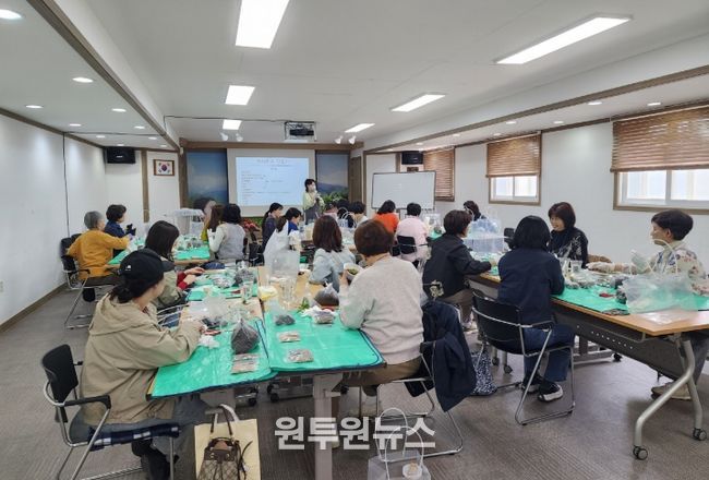 생활원예 교육과정 참여자들이 수업을 받고 있다