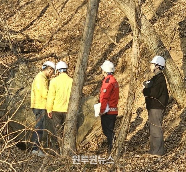 윤성진 제1부시장이 정남면 산사태 취약지역에서 관계 공무원들과 함께 사면 상태를 점검하고 있다.