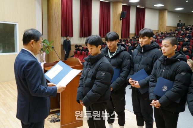 진천군청 육상부, 충북체고 신입생에 우수 장학금 150만원 전달