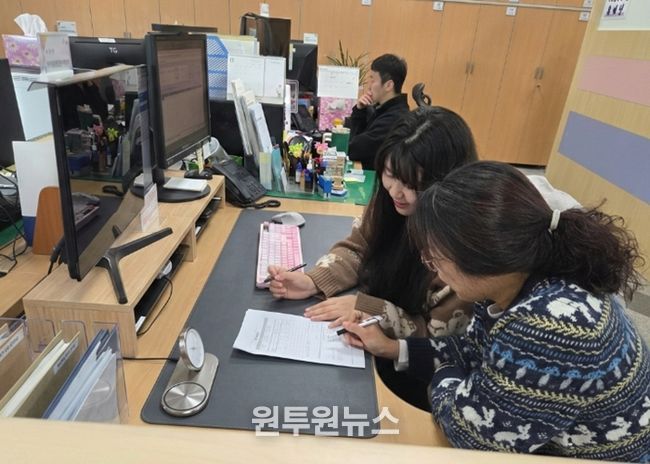 민원지적과 직원이 4일 민원 방문인에게 토지합병 사전컨설팅제를 안내하고 있다.