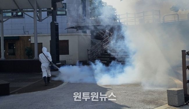 밀양시가 해천야외공연장 일원에서 유충구제 방역 작업을 하고 있다.